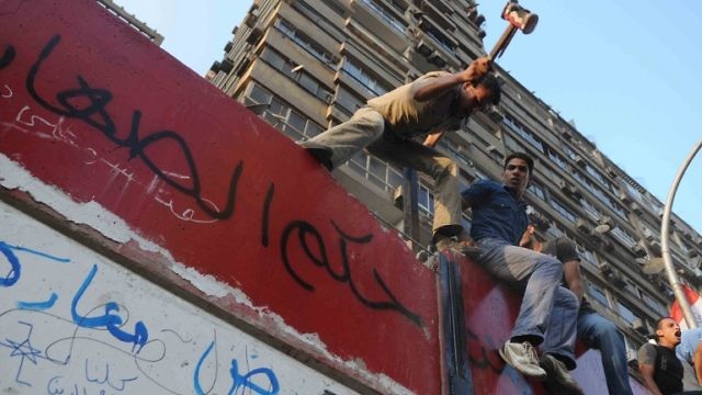 متظاهرون مصريون يقتحمون السفارة الإسرائيلية في القاهرة، عام 2011 (AFP)