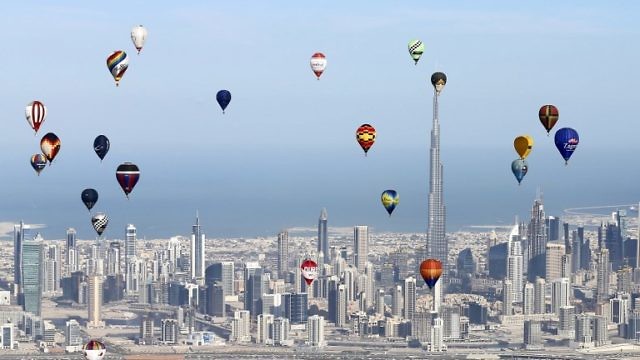 مهرجان دولي للمناطيد الحرارية في سماء دبي (AFP)