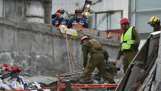 البعثة الإسرائيلية تبحث عن ناجين تحت الأنقاض في المكسيك (AFP)