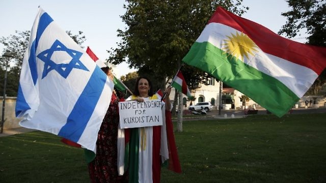 امرأة إسرائيلية تتظاهر في القدس دعما للإستقلال الكردي (AHMAD GHARABLI / AFP)