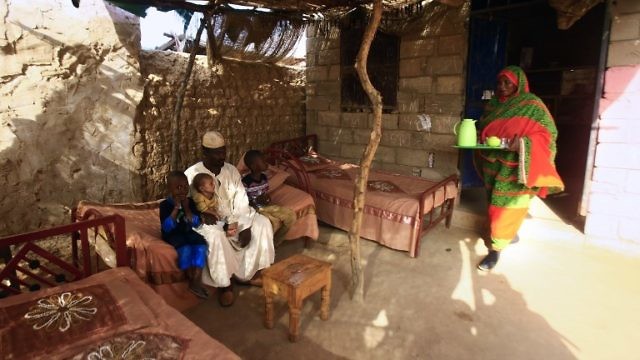 عائلة سودانية في ضواحي العاصمة خرطوم (AFP)