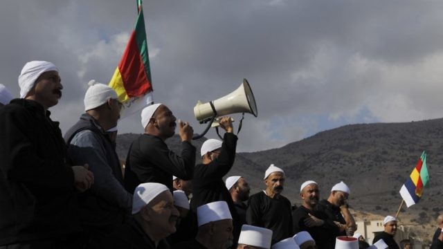 دروز يتظاهرون في الجولان تضامنا مع أخوتهم في حضر السورية (AFP / MENAHEM KAHANA)