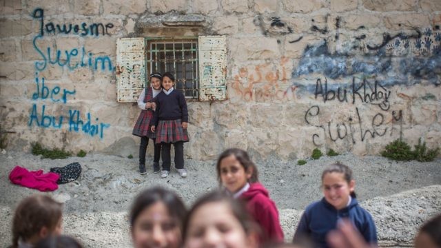 طلاب فلسطينيون في بلدة شعفاط القدس الشرقية بعد الدوام الدراسي (Hadas Parush/Flash90)