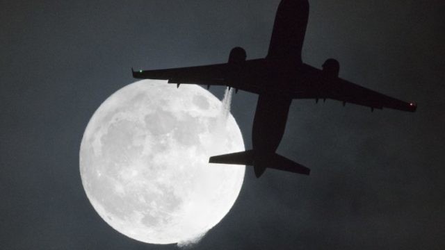 القمر العملاق (Supermoon) في لندن (AFP)