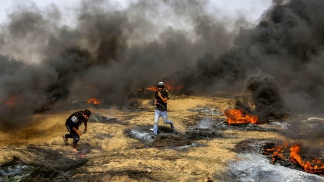 فلسطينيون يشاركون في مظاهرات مسيرة العودة الكبرى عند السياج الأمني مع إسرائيل (Abed Rahim Khatib/Flash90)