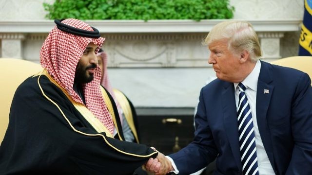 بن سلمان يصافح الرئيس ترامب أثناء لقائهما في البيت الأبيض (AFP)