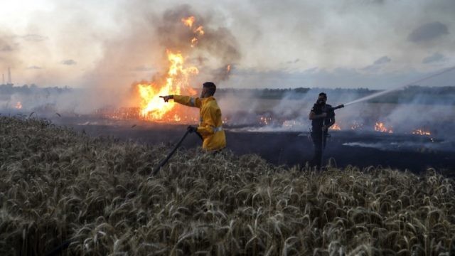 قوات إطفاء إسرائيلية تخدم نارا نشبت جرّاء طائرة ورقية حارقة (AFP)