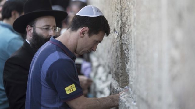 ليونيل ميسي عند الحائط الغربي في القدس (AFP)
