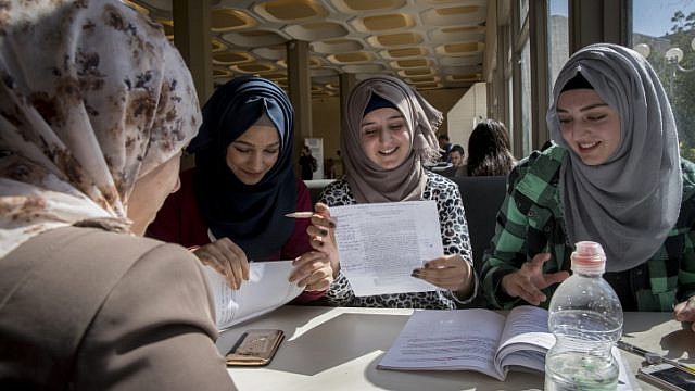 طالبات في الجامعة العبرية (Nati Shohat/Flash90)