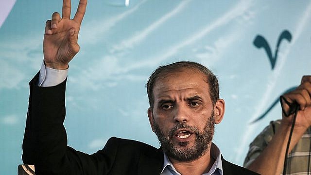 Member of the political bureau of Hamas Husam Badran flashes the V for victory sign near the Israel-Gaza border, east of Gaza city on August 3, 2018. / AFP PHOTO / MAHMUD HAMS