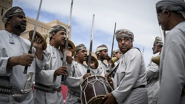 فرقة موسيقى عمانية تقليدية (AFP)