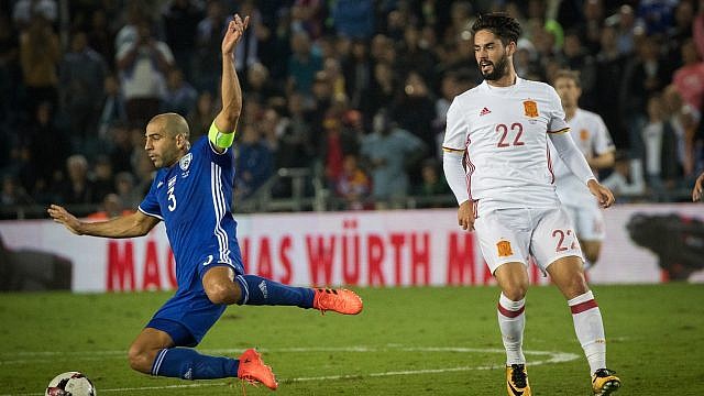 مباراة لمنتخب إسرائيل ضد المنتخب الإسباني في القدس (Yonatan Sindel/Flash90)