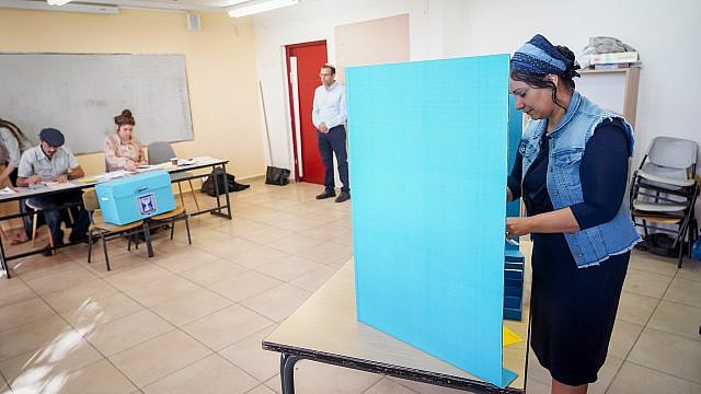 إسرائيلية تدلي بصوتها في الانتخابات المحلية (Hillel Maeir/Flash90)