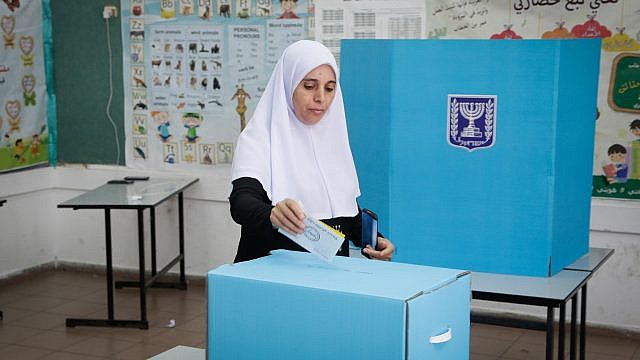 إسرائيلية تدلي بصوتها في الانتخابات المحلية (Roy Alima/Flash90)