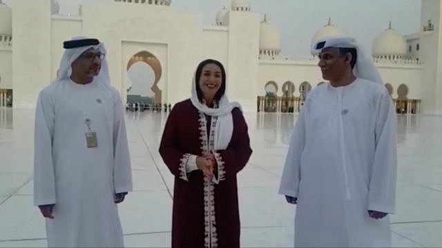 الوزيرة ميري ريغيف خلال زيارة في المسجد الكبير في أبو ظبي (لقطة شاشة)