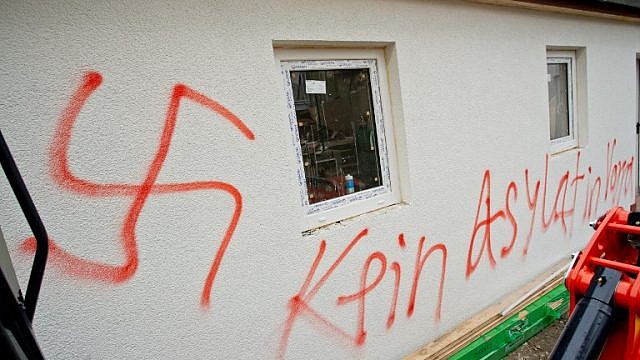 صليب معقوف في ألمانيا (AFP)