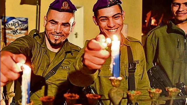 جنود الجيش الإسرائيلي يشعلون الشموع على الحدود مع غزة (IDF)