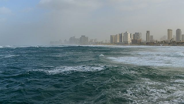 .بحر يافا هائج (Tomer Neuberg/Flash90)