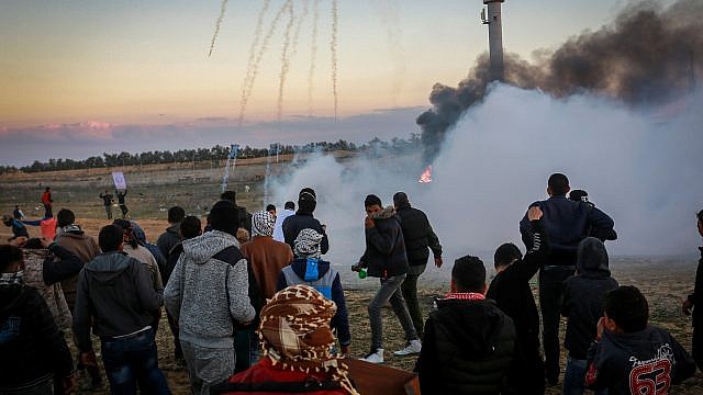 مظاهرة عنيفة عند الحدود الإسرائيلية مع قطاع غزة (Abed Rahim Khatib/ Flash90(