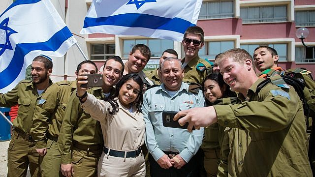 أيزنكوت وجنود وحيدون عشية عيد الفصح اليهودي (IDF)