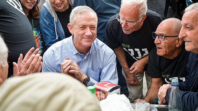 المرشح بيني غانتس يلتقي مواطنين إسرائيليين خلال حملته الانتخابية (Flash90)
