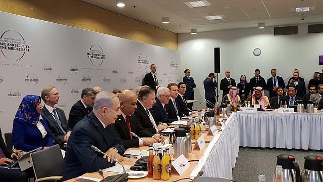 رئيس الحكومة الإسرائيلي، بنيامين نتيناهو، يجلس إلى جانب وزير خارجية اليمن في قمة وارسو